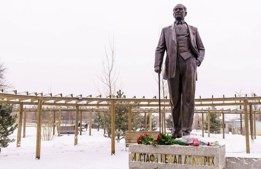 Kazakistan’ın Almatı şehrinde Atatürk heykeli törenle açıldı