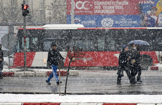 Gaziantep ve Malatya'da kar yağışı etkili oluyor