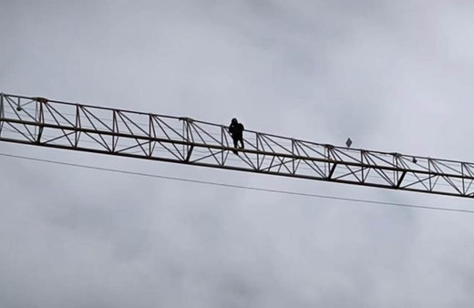 50 metrelik vincin üzerine çıkıp aşağı atlayacağını söyleyen şahsı annesi ikna etti