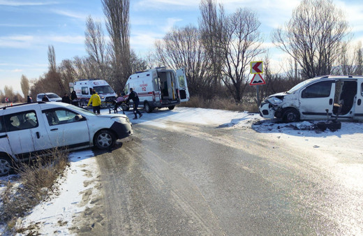 Afyonkarahisar'da iki hafif ticari araç çarpıştı: 6 kişi yaralandı!