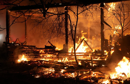 Kastamonu’da alevlere teslim olan iki katlı ahşap ev ile traktör küle döndü