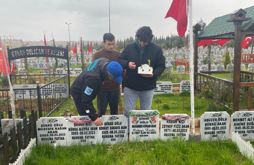 Depremde hayatını kaybeden Korkut’un doğum günü pastası mezarına bırakıldı