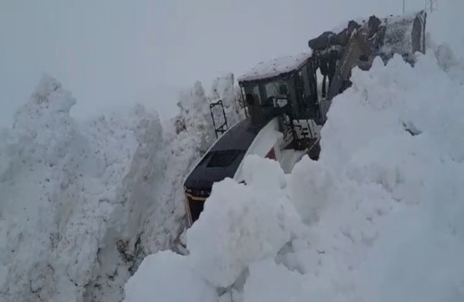 Yüksekova'da 5 metreyi geçen kar tünellerinde iş makinaları gözden kayboldu