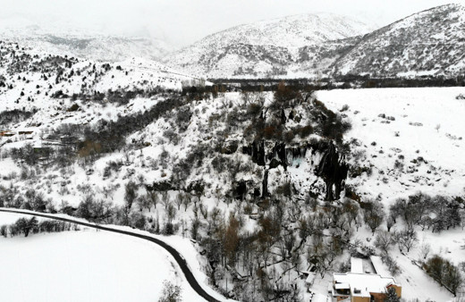 Karla beyaza bürünen Girlevik Şelalesi ziyaretçilerine görsel şölen sunuyor