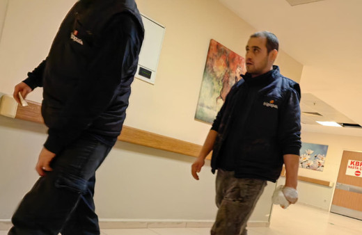 İnegöl'de işçi bıçağı eline sapladı