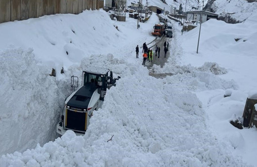 Hakkari-Çukurca Karayoluna düşen çığ temizlendi