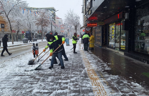 Van'da karla mücadele çalışmaları sürüyor