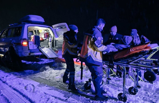Zorlu kış şartlarında paletli ambulans ile 72 yaşındaki hastaya ulaştılar