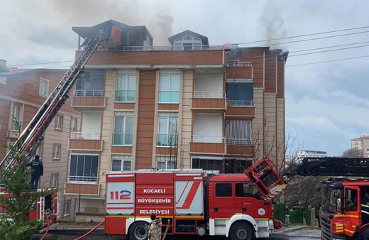 Dubleks daire alev alev yandı, bina tahliye edildi