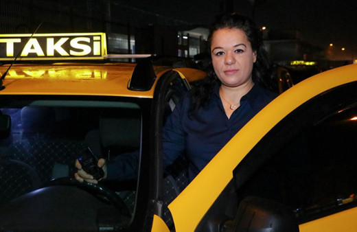 Kadın taksici, İzmir sokaklarında geceleri direksiyon sallıyor!