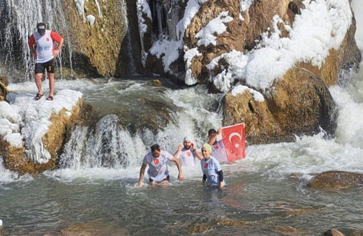 -6 derece soğukta, donmuş şelalede suya girdiler!