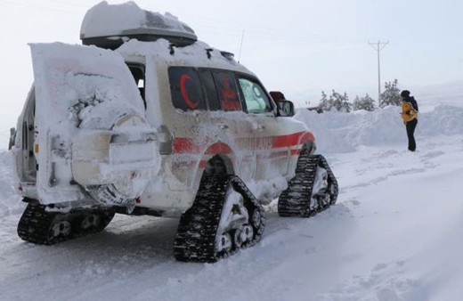 Paletli ambulanslar karlı dağları aşıp hastalara yetişiyor!