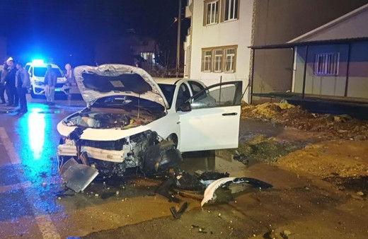 Otomobil refüje çarptı: 3 kişi yaralandı!