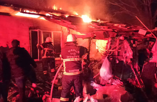 Soba devrildi, çıkan yangın evi yaktı! Anne kurtuldu, oğlu yanarak öldü