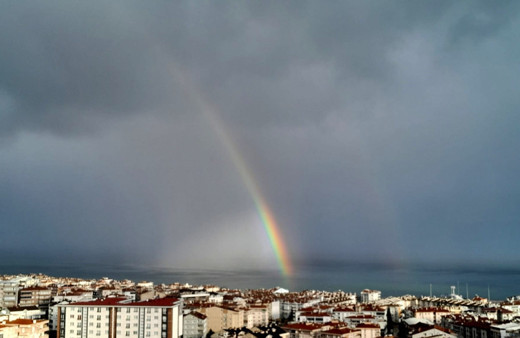 Denizin ortasında çıkan gökkuşağı kartpostallık görüntü oluşturdu