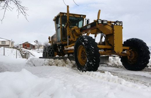 Bingöl’de kış yüzünü gösterdi, ekipler köy yollarının açılması için seferber oldu