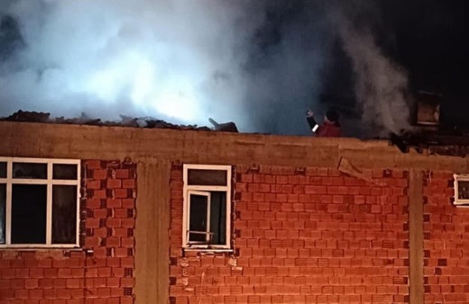 Köyde çıkan yangında 2 katlı ev küle döndü