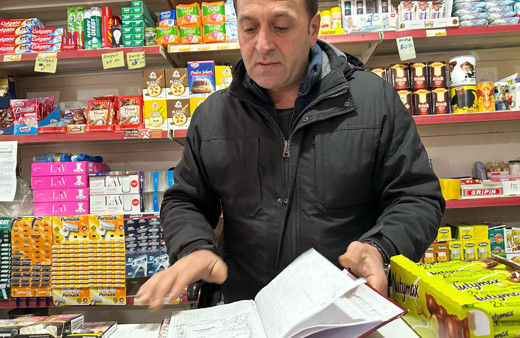 Diyarbakır’da hayırsever iki kişi girdikleri bakkalda bazı vatandaşların borcunu sildi