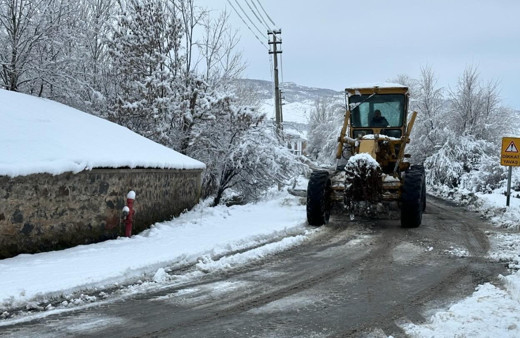 Elazığ Karakoçan ilçesinde karla mücadele çalışması sürüyor