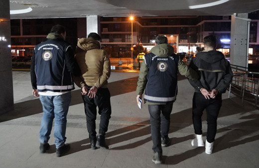 Edirne'de yakalanan 2 göçmen kaçakçısı tutuklandı!