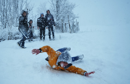 Muş'ta yoğun karın keyfini çocuklar çıkardı