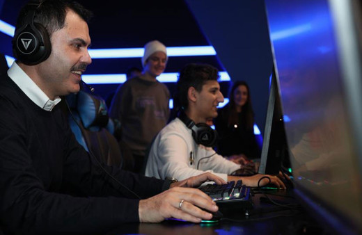 İBB Başkan adayı Murat Kurum gençlerle play station oynadı