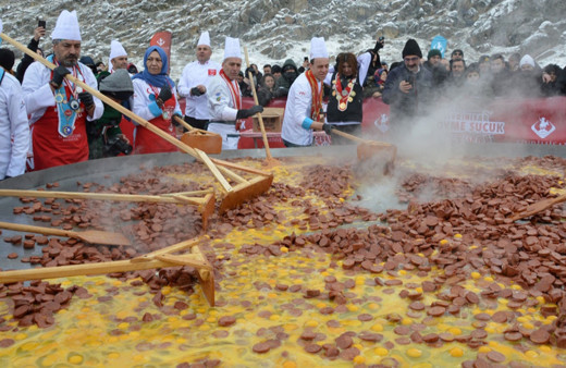 Dövme Sucuk Festivali'nde 7,5 ton sucuk ekmek ikram edildi