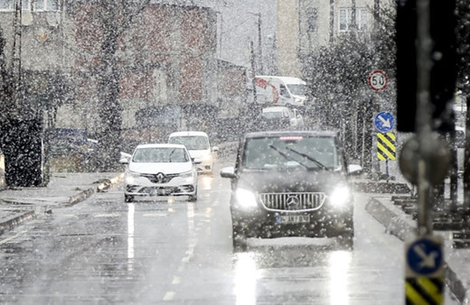 İstanbul'da kar yağışı ve dolu etkili oluyor! AKOM'dan uyarı geldi: Salı günü öğleye kadar...