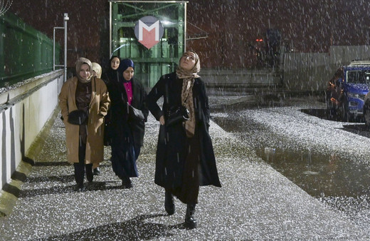 İstanbul'a kar yağdı! Meteoroloji ve Orhan Şen'den yeni uyarı geldi! 'Yoksa dışarı çıkmayın'