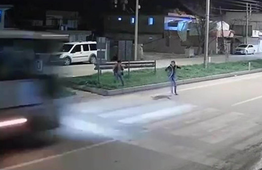 Kavgadan kaçan çocuk midibüsün çarpmasıyla hayatını kaybetti! Feci anlar kamerada