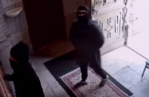 Kiliseye saldırıda yeni görüntü! Tuncer Cihan, saldırganların arasından böyle geçmiş