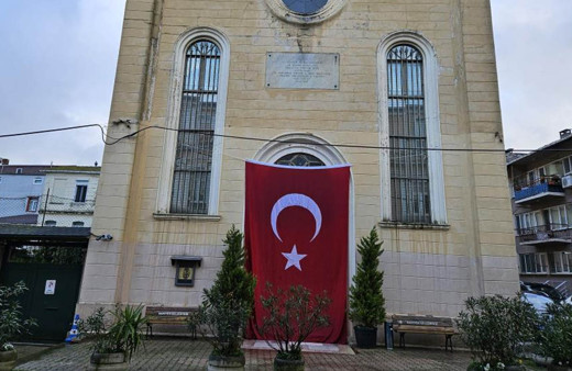 Sarıyer'deki saldırının düzenlendiği kiliseye Türk bayrağı asıldı