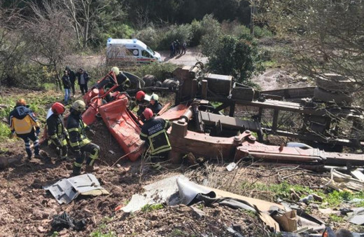 Uçuruma yuvarlanan vinç yüklü kamyon paramparça oldu: 25 yaşındaki sürücü öldü