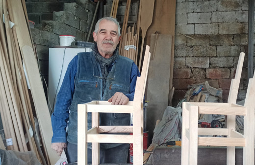 Depremde evi yıkılmıştı, kendi yaptığı ekmek teknesiyle ayakta kaldı