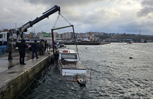 Fırtınada batan tekne vinç yardımıyla çıkarıldı