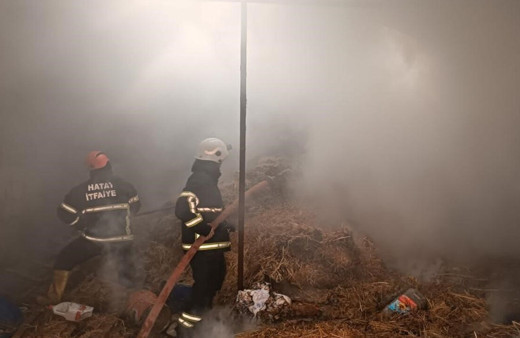 Hatay’da samanlık yangınına itfaiye ekiplerinden müdahale