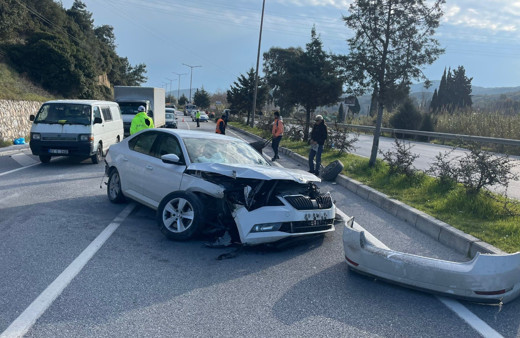 Beton direğe çarpan otomobilin sürücüsü yaralandı