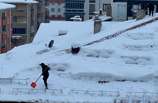 Bitlis’te yürekleri ağızlara getiren çatı temizliği
