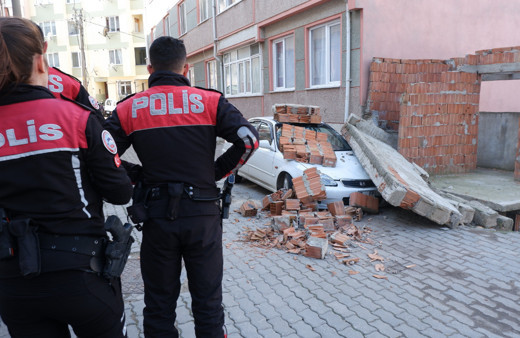 Şiddetli rüzgar nedeniyle otomobilin üzerine duvar yıkıldı