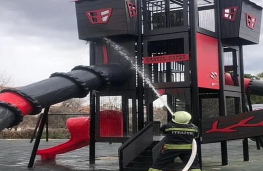 Menteşe’de çıkan yangın sonucunda parkta bulunan kaydırak zarar gördü