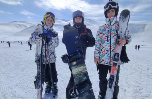 Ara tatili fırsat bilenler kayak merkezine akın etti