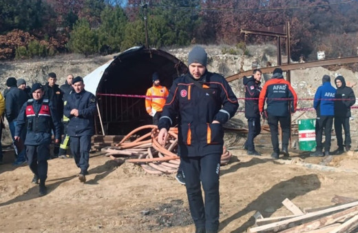 Göçükte toprak altında kalan işçi kurtarılmaya çalışılıyor