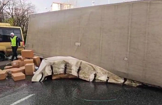 Beylikdüzü'nde kamyon devrildi! Yol trafiğe kapandı