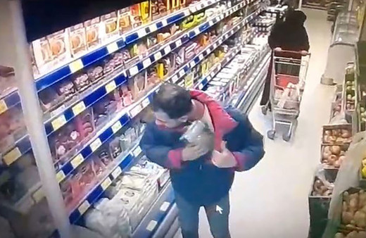 Marketten kavurma ve pastırmaları montunun içine saklayarak çaldı! Rahat tavırları kamerada...