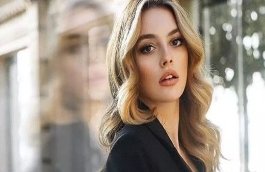 Melis Sezen'in ödül gecesi tarzı sosyal medyanın gündemine düştü