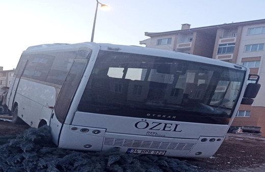 Freni patlayan midibüs kaldırıma çarpıp ağacı devirerek durabildi