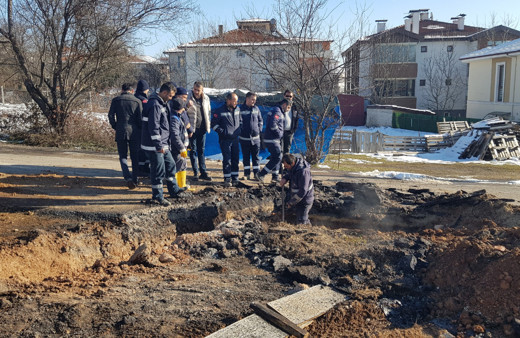 Patlayan doğal gaz borusu alev aldı