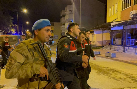Camı kırıp eve girdi, eşinin sevgilisini defalarca bıçakladı