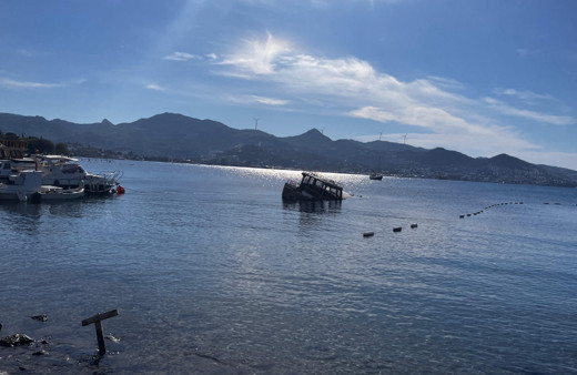 Fırtına ahşap tekneyi alabora etti