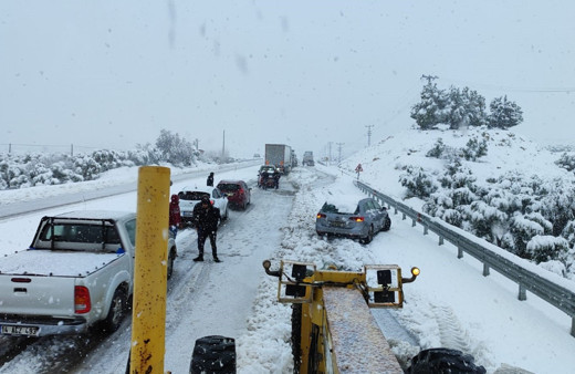 Mersin'de kar birçok noktayı beyaza bürüdü, araçları yolda bıraktı